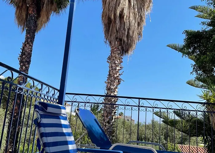 Maisonette With Palms
